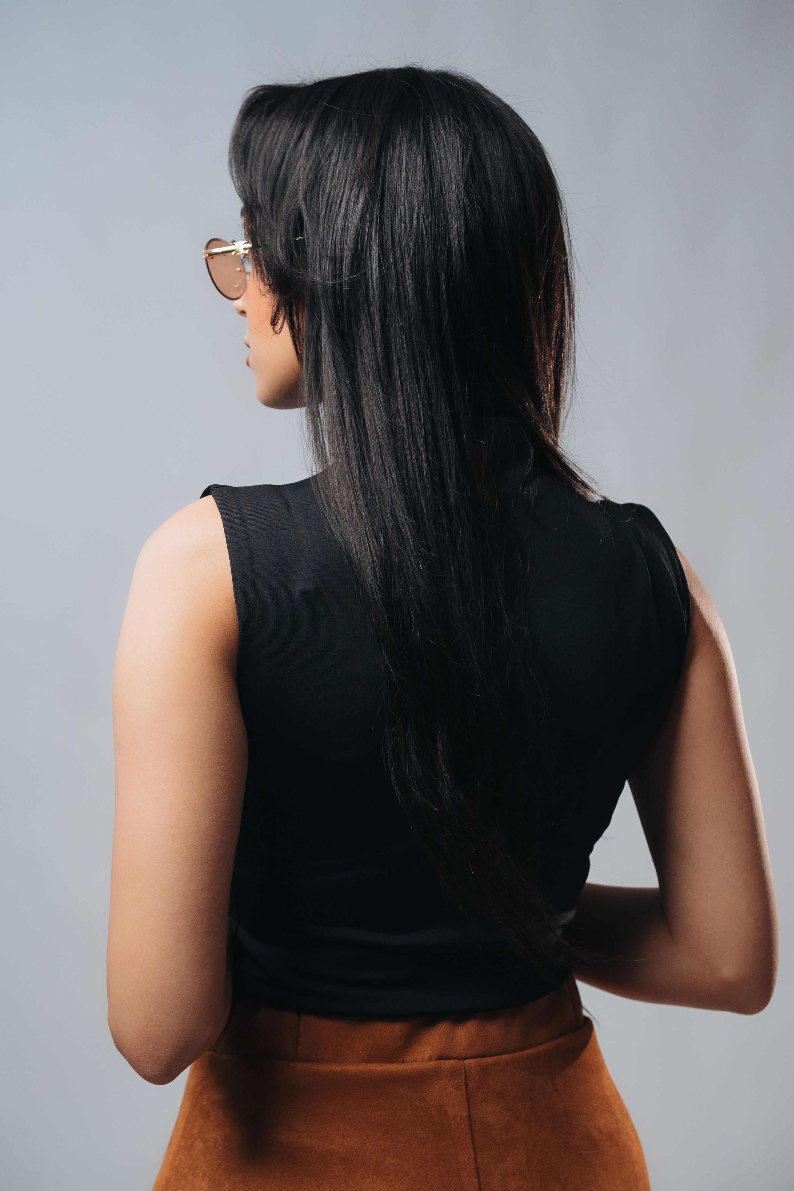 HIGH NECK SLEEVELESS