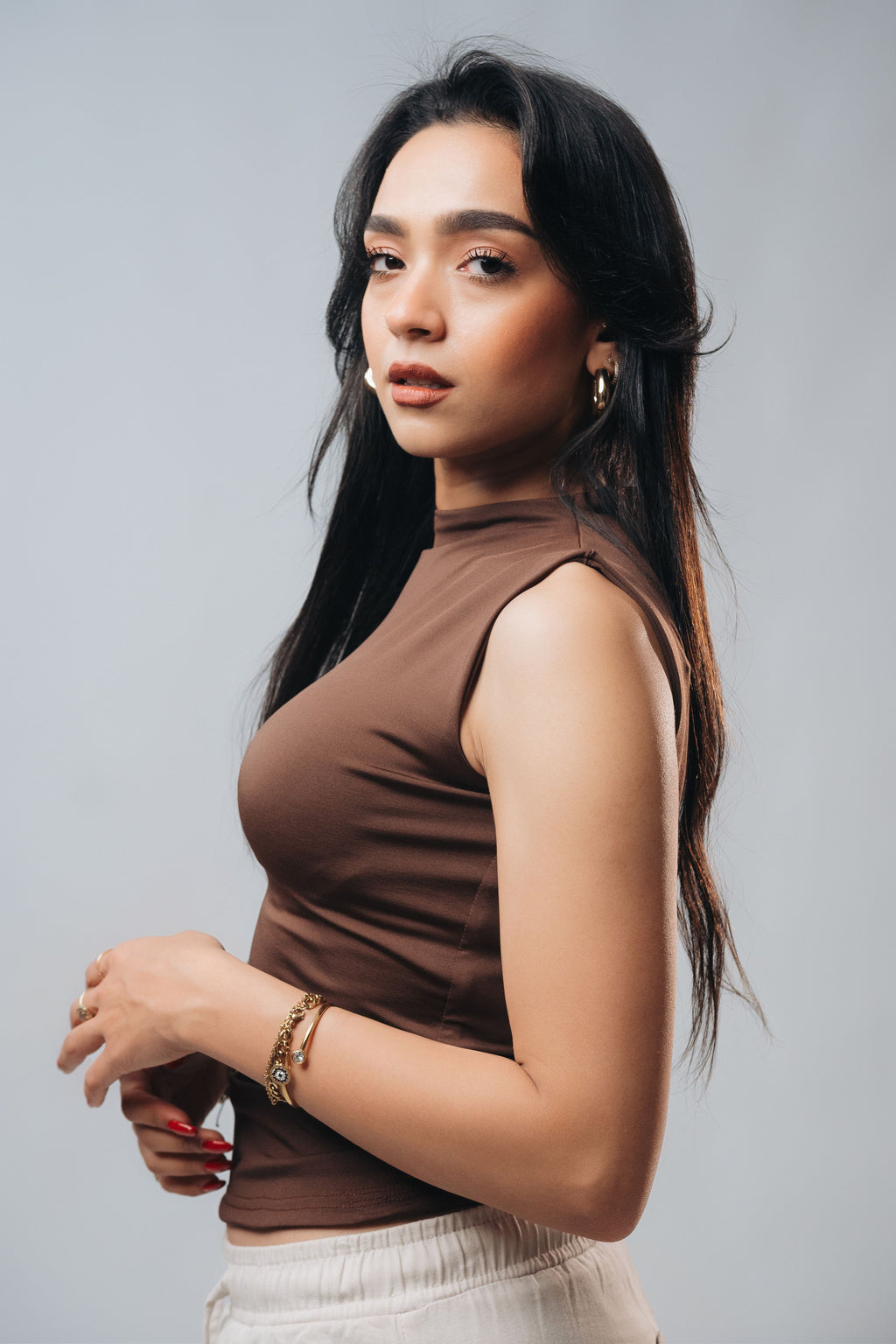 HIGH NECK SLEEVELESS